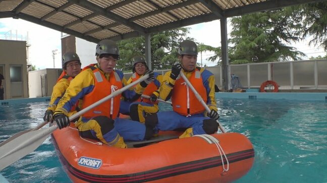 洪水で人が取り残されたことを想定　川の氾濫や洪水などの水害に備える　警察が救助訓練　山梨|TBS NEWS DIG