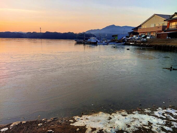 海の水も氷る寒さ　大村湾で珍しい「結氷」|TBS NEWS DIG