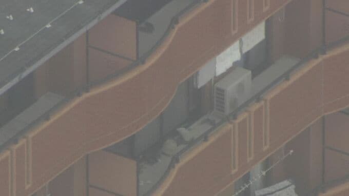 4歳と1歳の娘2人をマンション6階のベランダから投げ落とす 25歳父親を殺人未遂容疑で現行犯逮捕 周辺の防犯カメラ映像に娘2人の姿…消防が用意したマット上に落ち命に別状なし 岐阜･各務原市|TBS NEWS DIG