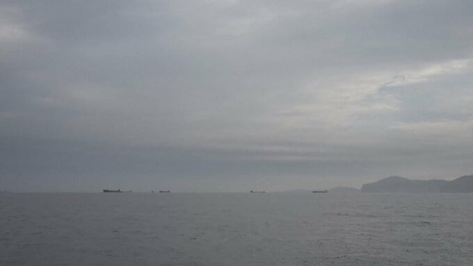 ホルムズ海峡　過去24時間で20隻以上の商船が通過　コンテナ船やタンカーも　WSJ報道