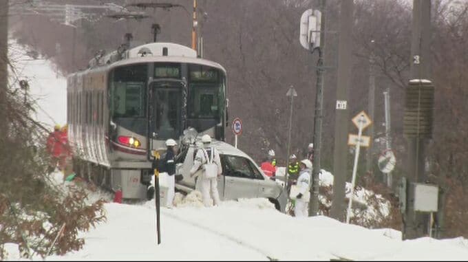 「非常ボタン押そうとするも間に合わず」JR踏切で車が列車と衝突 車は数100ｍ引きずられる 運転手は車外に出てケガなし、乗客100人も無事 JR七尾線・石川県かほく市|TBS NEWS DIG