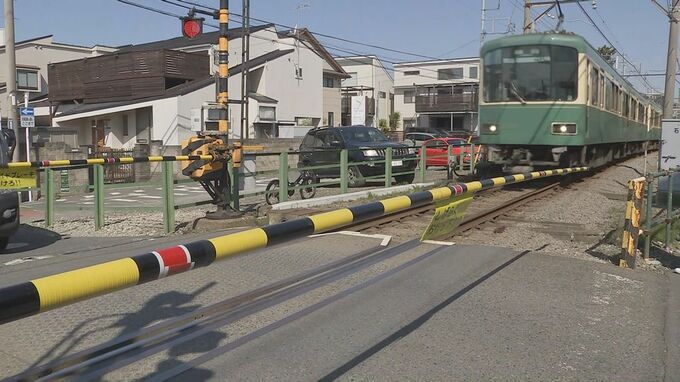 江ノ電　踏切で電車の車体が遮断機のさおを巻き込み停車　一時運転見合わせ　けが人なし|TBS NEWS DIG
