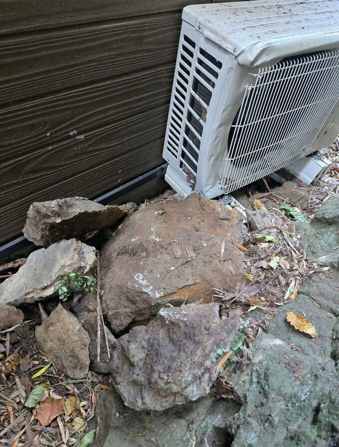 ｢エアコンの調子が…｣城山の斜面から落石　民家を直撃しエアコン室外機を破損　愛媛・宇和島城|TBS NEWS DIG