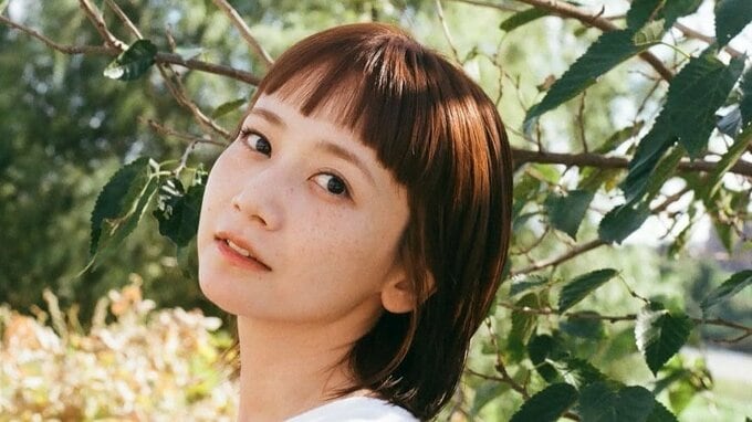 【 三戸なつめ 】「歳を重ねるごとに刺さる言葉が増えていく」コラボTシャツ姿でオフショット公開『鉄コン筋クリート』愛を綴る|TBS NEWS DIG
