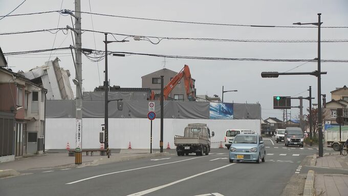 能登半島地震で倒壊の7階建てビル 解体作業スケジュールにめどがたち周辺道路は年内に交通規制解除へ|TBS NEWS DIG