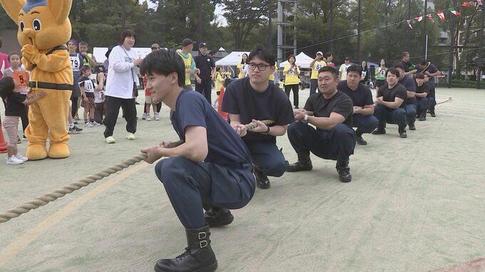 警視庁×消防の名物綱引き対決！　警視庁久松署管内で地域の運動会開催　都内で特殊詐欺被害額最悪ペース受けて警視庁が“闇バイト”と特殊詐欺への注意呼びかけ|TBS NEWS DIG