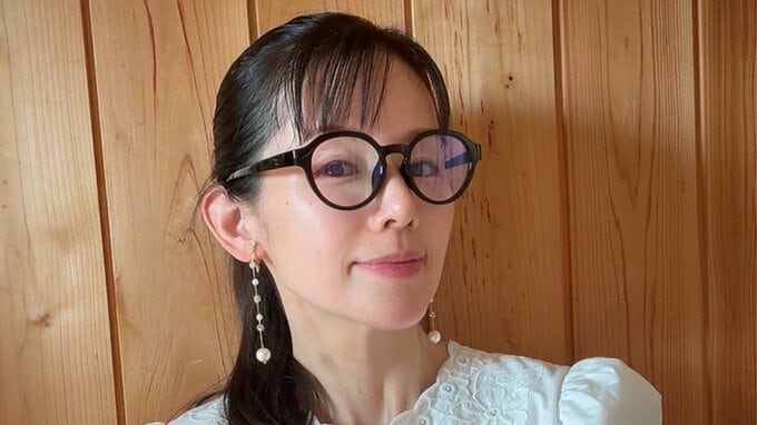 【 小西真奈美（47） 】　「老眼きたー？！」　老眼の疑いで眼科受診も診断は「疲れ目」　メガネ姿で視力「右1.5、左1.2」を報告|TBS NEWS DIG