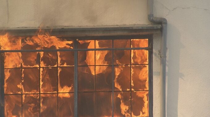 「『火事だ すぐ逃げろ』と外を見ると炎が赤々と…」広島市中区の２階建てアパートが全焼　男性1人が意識不明の重体　消防車15台ヘリ１台が出動　|　RCC NEWS | 広島ニュース | RCC中国放送