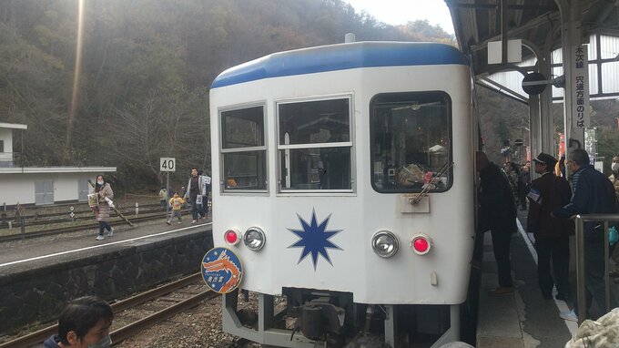 「思い出をありがとう」中国山地を駆け抜けた “青” と “白”「奥出雲おろち号」が四半世紀の歴史に幕　折り返し駅では惜しむファンが “ラストラン” を見送り　|　RCC NEWS | 広島ニュース | RCC中国放送