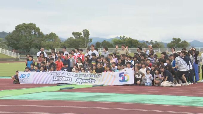 「ワニのようにキャッチ」内川聖一さんが子供たちに野球指導　スポーツの日イベントに一流のアスリートたち　|　福岡のニュース｜RKB NEWS｜RKB毎日放送