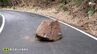 なぜ落ちた？約1.5メートル大の石 道路の真ん中に　被害の情報なし＝静岡・沼津市　|　静岡のニュース | SBSNEWS | 静岡放送