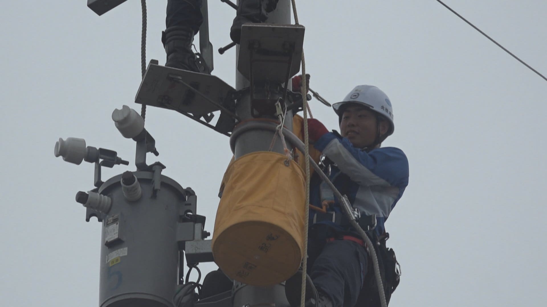 現代電気工事大系 電気工事作業 電柱を登り、電線を…北陸電気工事の新人たちが研修の成果を披露 富山