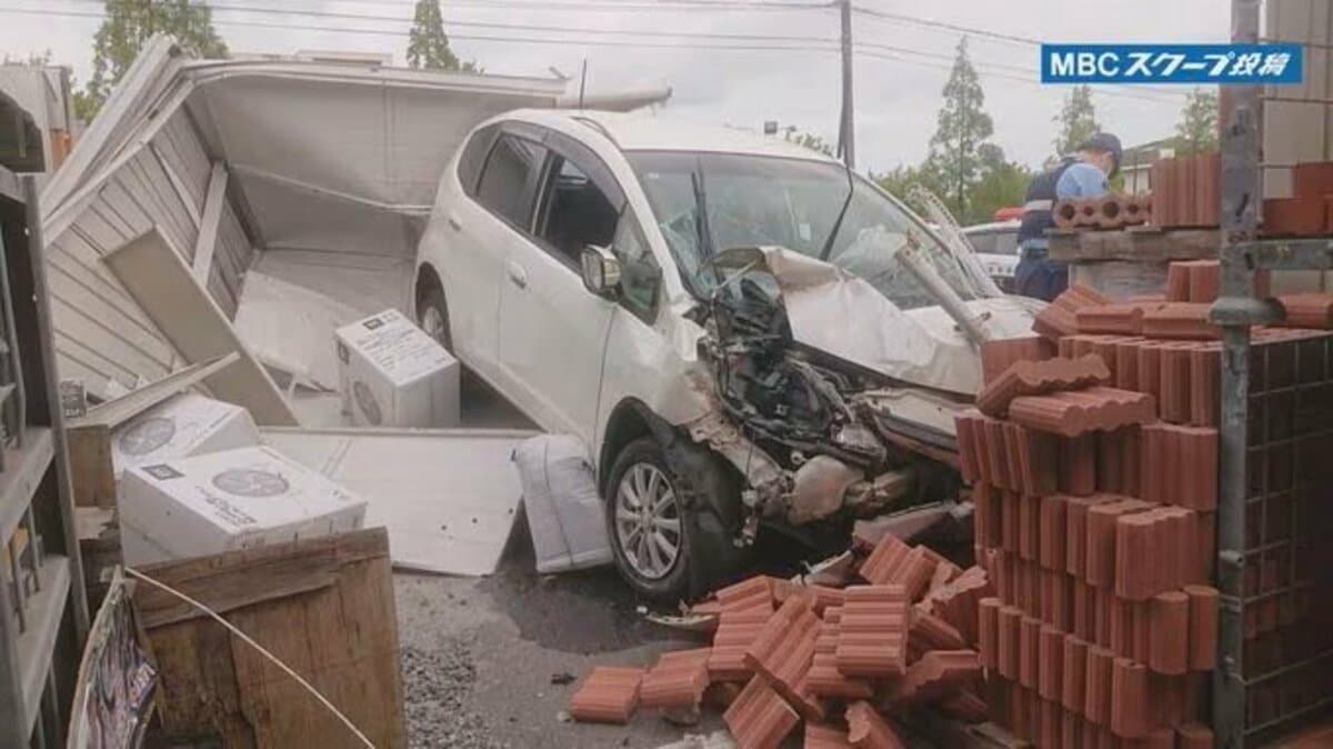 乗用車がフェンス突き破り隣のホームセンター駐車場に落下…高齢男性を搬送　鹿児島市　