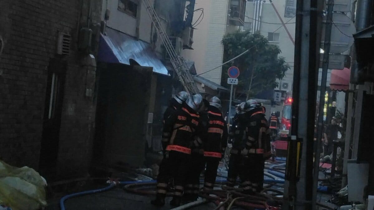 高松市瓦町の居酒屋で火災　消防が活動中　86歳の男性を救急搬送　隣のビルにも延焼【香川】