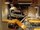 【現場】吹き飛ぶテーブル　ラーメン店に車突っ込む…60代の運転手と客1人が病院に搬送（山形市）　|　山形のニュース│TUYテレビユー山形