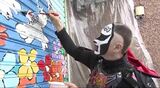 パラパラ漫画の鉄拳さんが故郷の中学生とコラボ 夢は観光名所に 空き店舗が目立つ商店街に彩り加えるシャッターアートが完成 (長野・大町市)|TBS NEWS DIG