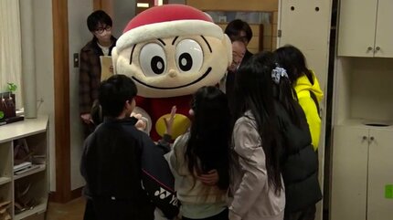 子どもたちの「居場所」にサンタ姿のキャラクターが登場 お菓子を
