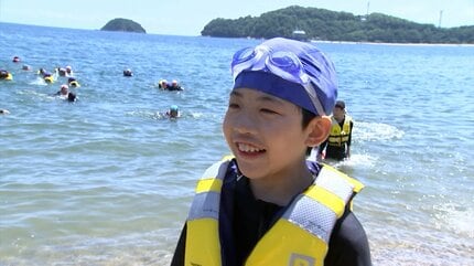 海辺の子供 津田の松原海水浴場で海開き 「いくぞ～」地元の小学生約60人が