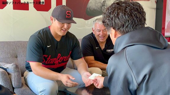 ”当たりくじ”持参で米大学の佐々木麟太郎に指名挨拶　城島健司CBO「凄く前向きな子」|TBS NEWS DIG