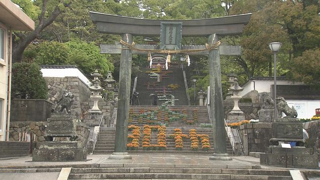 防府天満宮に「幸せます」花回廊　大石段に600鉢で描く　山口・防府|TBS NEWS DIG