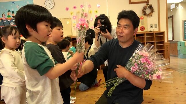 「ママにあげたらうれしい顔になる」家族への感謝の気持ちを…園児にカーネーションをプレゼント 5月11日は「母の日」=静岡・河津町|TBS NEWS DIG