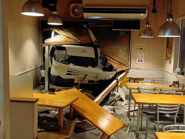 【現場】吹き飛ぶテーブル　ラーメン店に車突っ込む…60代の運転手と客1人が病院に搬送（山形市）|TBS NEWS DIG