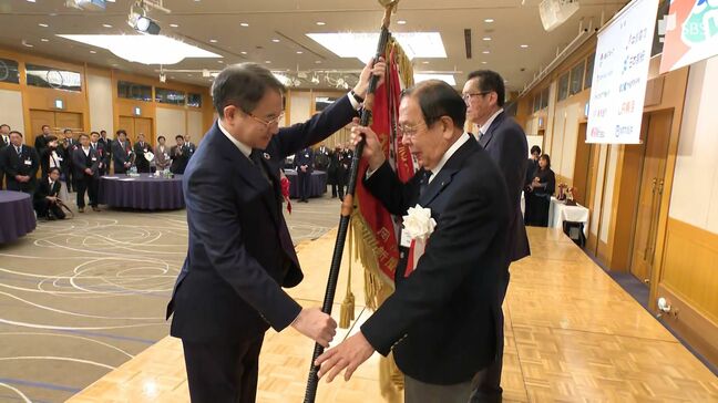 「いよいよあす号砲」前回優勝の浜松市北部・清水町が優勝旗返還 しずおか市町対抗駅伝・前夜祭 =静岡市|TBS NEWS DIG