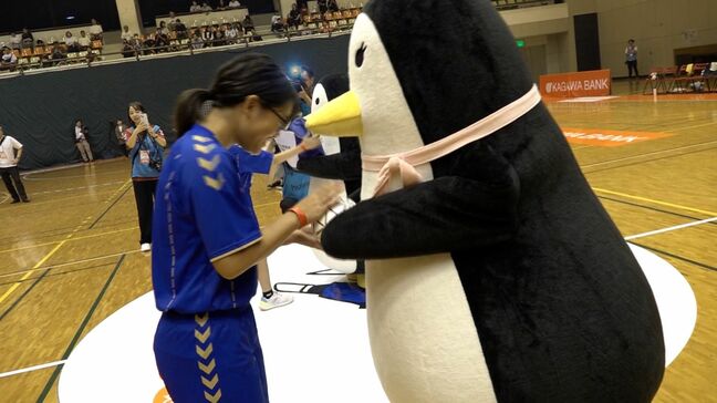 小学生のハンドボールチームにボールなどを贈呈 香川銀行シラソル香川の公式戦ハーフタイムに|TBS NEWS DIG