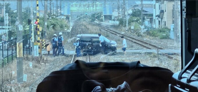 12人が力合わせ　レッカー車到着前に踏切の脱輪車を搬出　常磐線一時運転見合わせ 福島・いわき市　|　福島のニュース│TUF