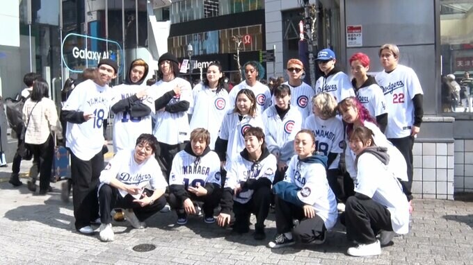 カブス＆ドジャースのユニフォーム姿の18人がスクランブル交差点を行進　東京ドーム開催のMLB開幕シリーズまで18日|TBS NEWS DIG