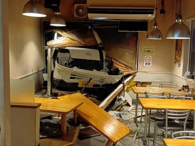 【現場】吹き飛ぶテーブル　ラーメン店に車突っ込む…60代の運転手と客1人が病院に搬送（山形市）　|　山形のニュース│TUYテレビユー山形