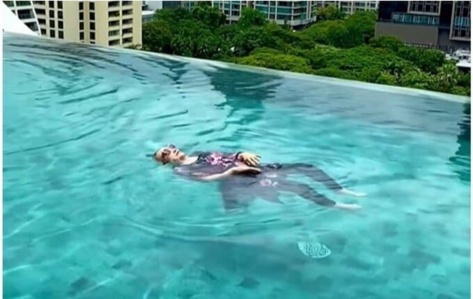 黒柳徹子さん　「私、まだまだ浮ける！」　プールで「水中ヨガ」を披露　「気持ち良いわよ！」|TBS NEWS DIG