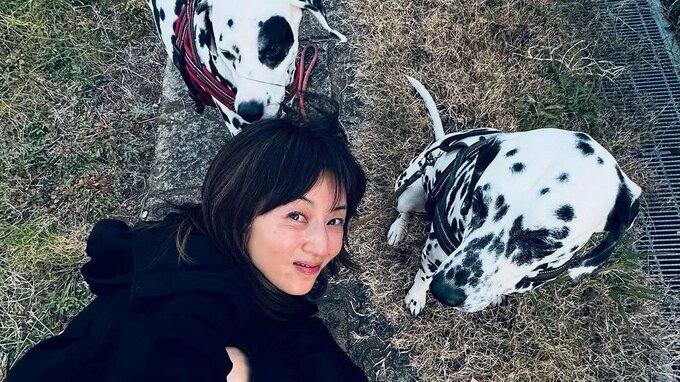 【高岡早紀】愛犬ダルメシアン2頭と「お花見のんびり散歩」桜の下できりっとポーズにフォロワー感心「桜によく映えてる」|TBS NEWS DIG