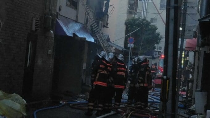 高松市瓦町の居酒屋で火災　消防が活動中　86歳の男性を救急搬送　隣のビルにも延焼【香川】|TBS NEWS DIG