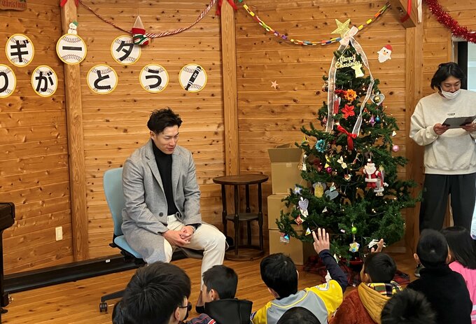 「ギータが来た！」ホークス柳田選手から子供たちに恒例のクリスマスプレゼント　|　福岡のニュース｜RKB NEWS｜RKB毎日放送