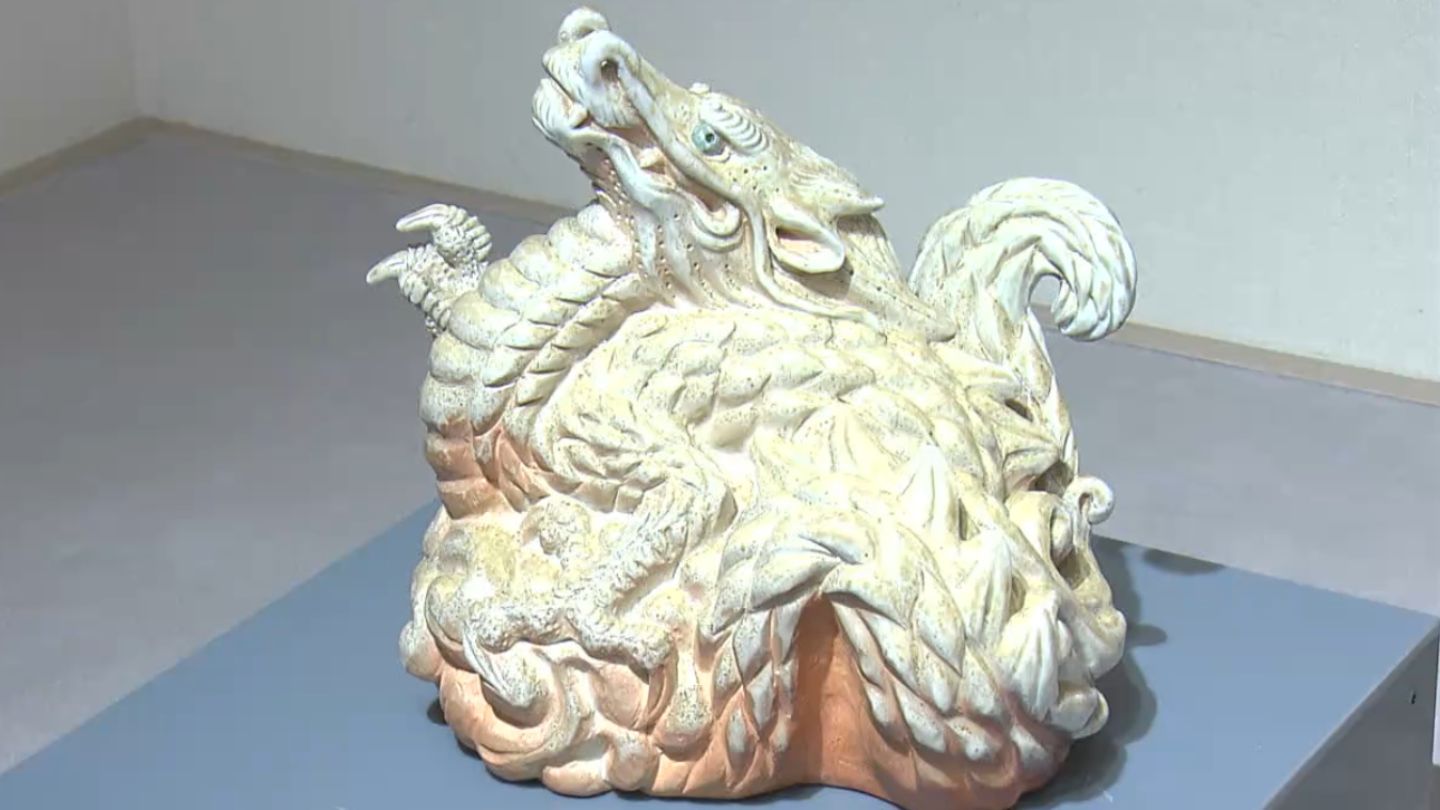 乳白色の備前焼「白備前」を手掛ける木村玉舟さんの作品展 「龍」の