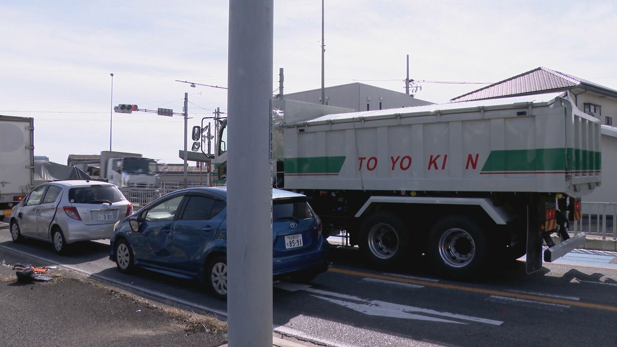 11台が絡む事故 ｢トラックが突っ込んできた｣ 信号待ちをしていた車に次々と… 2人搬送 愛知･豊田市の国道