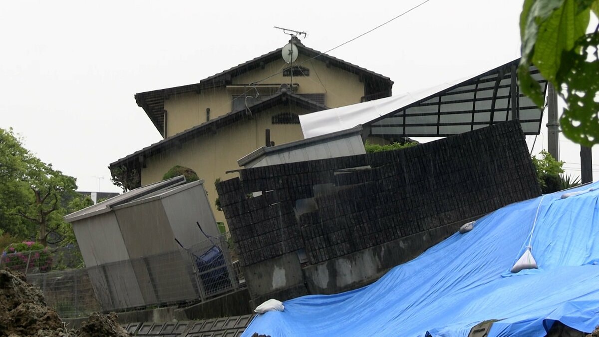 「びっくり仰天…」物置きが傾き駐車場のコンクリートがめくれ上がる　のり面と道路が崩落【岡山・早島町】