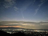 今夜も見えた!「肉眼でもはっきり尾が見える大彗星」散居村の夜空に紫金山・アトラス彗星 富山・砺波市 | 富山のニュース|天気・防災|チューリップテレビ