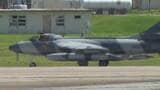 仮想敵機として使用される「MK-58 ホーカーハンター」が嘉手納基地に飛来 電子戦訓練などで敵の部隊を演出|TBS NEWS DIG
