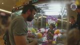 クレーンゲーム機から出られなくなった3歳児、ガラスを割って救助　「パパ、心配しないで　もうしないから」|TBS NEWS DIG