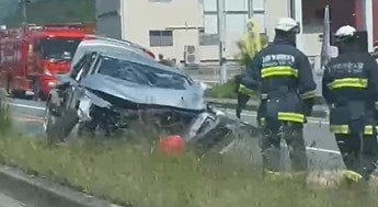 【現場写真】中央分離帯に乗り上げ止まった車も…　国道で複数台絡む事故 酒気帯び運転の疑いで逮捕者も（山形） 　|　山形のニュース│TUYテレビユー山形