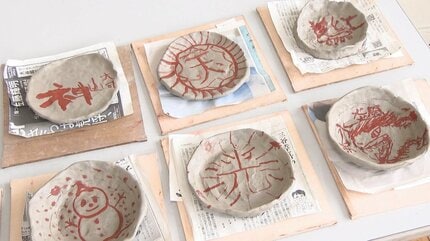 小学生が陶芸教室で皿作りに挑戦 6人が粘土をこねて思い思いの模様を
