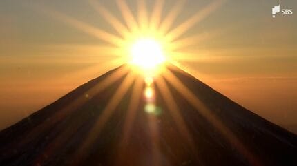 ダイヤモンド富士の絶景も…富士山上空からの「初日の出」 前日に降った