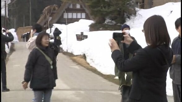 晴天恵まれ昨年比2.5倍に… “相倉合掌造り集落” 連休最終日、国内外の観光客でにぎわい　「静かで落ち着いて良い」　富山・南砺市　|　富山のニュース｜天気・防災｜チューリップテレビ