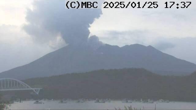 桜島が噴火　噴煙1500メートル　火山灰は南へ　鹿児島　|　鹿児島のニュース｜MBC NEWS｜南日本放送