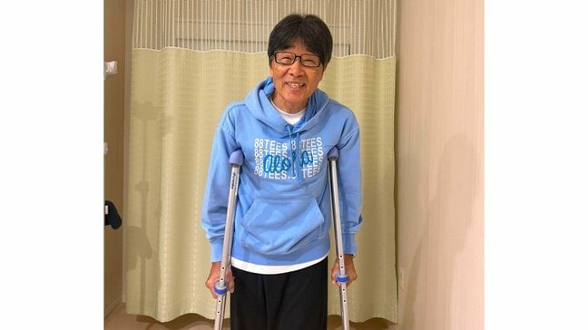 【 あのねのね・原田伸郎 】　人工股関節手術からの退院を報告　「毎日2回の痛いなにすんのぉリハビリを我慢して」お馴染みのギャグと松葉杖姿を披露|TBS NEWS DIG