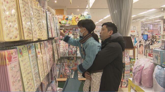 店で目立つ「父娘ペア」令和のシールブーム　男子もハマるジェンダーレスな熱狂続く|TBS NEWS DIG