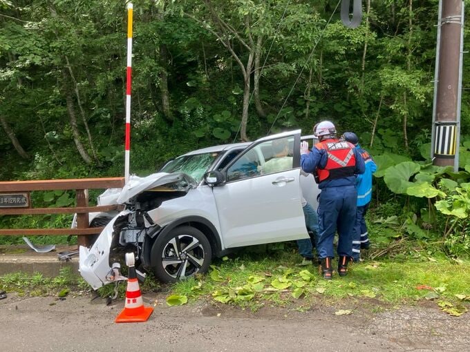 速報　北海道白老町で乗用車が橋の欄干に衝突　家族とみられる5人重軽傷か　2歳女児がドクターヘリで、男女2人も会話ができない状態で病院搬送|TBS NEWS DIG