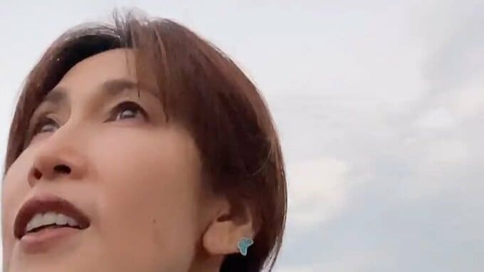 【 工藤静香 】 “寝転がって空を見るのが気持ちいいんだな” 　「大好きな場所」で「ちょいと休憩」|TBS NEWS DIG